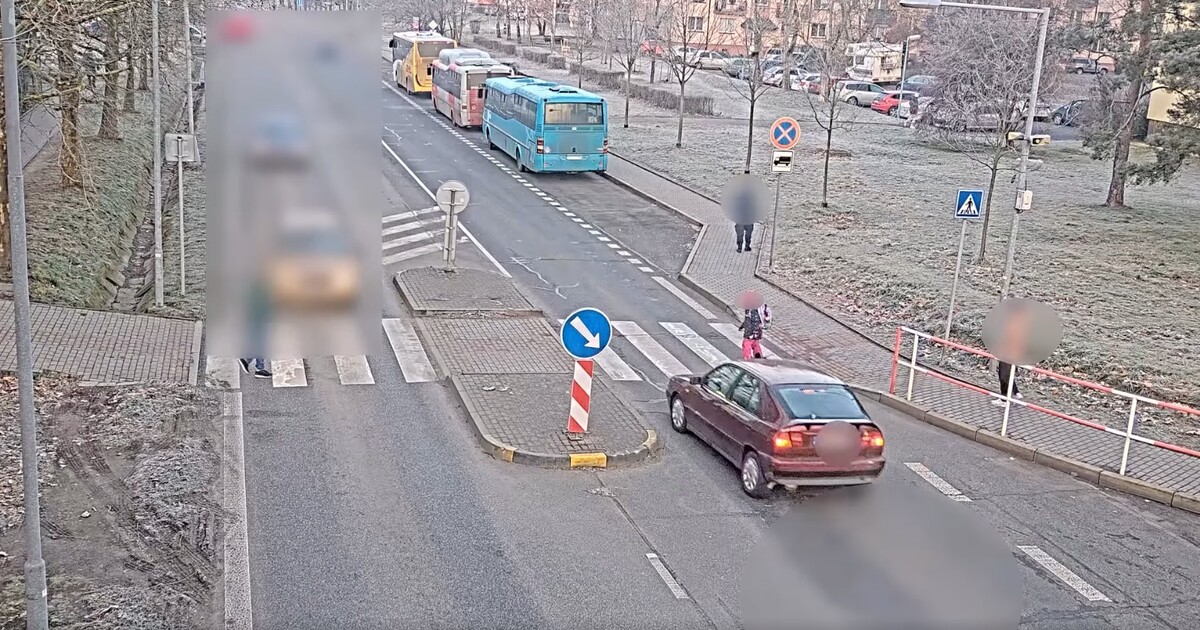 VIDEO: Malou dívku na přechodu málem srazilo auto. Řidič jel nepřiměřenou rychlostí, chyběly centimetry