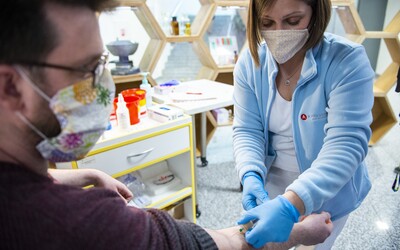 Z jednoduchého odběru krve chtějí odhalovat až 50 druhů rakoviny. Britové budou zkoušet nový druh testů.