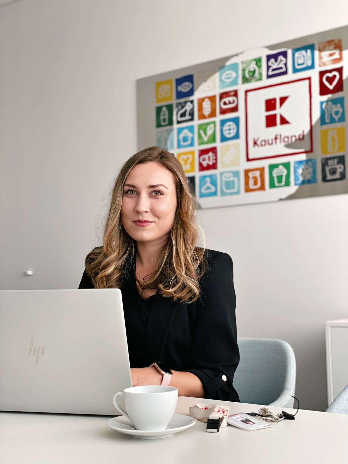 Karolína študuje pracovnú psychológiu a pracuje ako brigádnička na oddelení recruitingu a personálnych vzťahov.