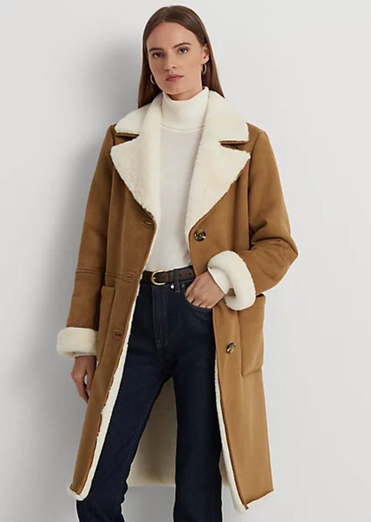 Tento štýlový kabát z nepravej kožušiny ti ponúka značka Ralph Lauren za 399,95 eura. Okrem strihového riešenia oceňujeme aj kontrastné farebné vyhotovenie, ktoré je ako stvorené na obdobie jeseň – zima.