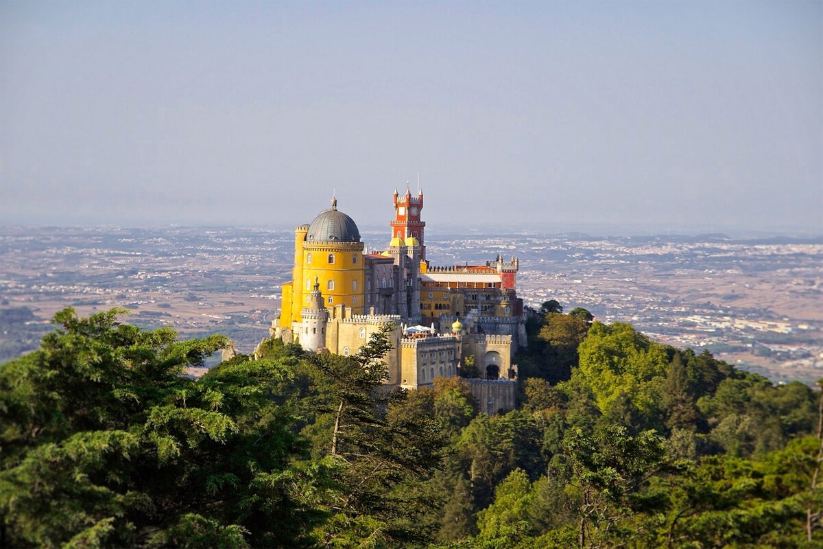 Palác Pena v portugalskom meste Sintra, ktoré je zaradené medzi svetové dedičstvo UNESCO. 