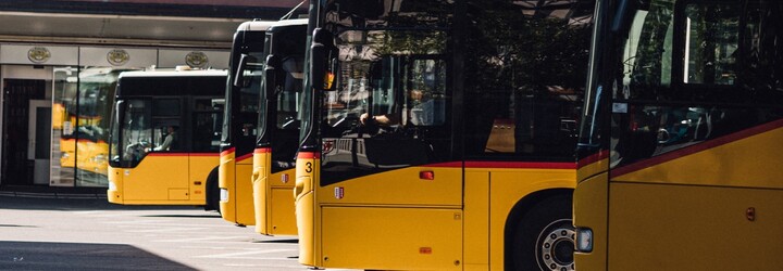 Řidič autobusu z Břeclavska vezl se třemi promile v krvi 20 lidí. Před jízdou vypil půl litru rumu a vodky