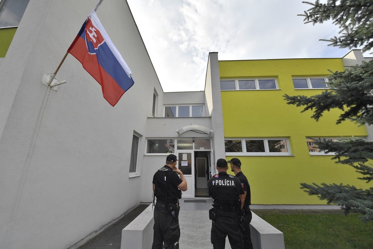 Na snímke policajti pred volebnou miestnosťou v Pezinku, kde mala ísť voliť prezidentka Zuzana Čaputová.