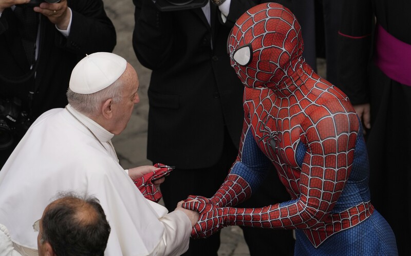 Pápež František sa na týždennej audiencii stretol so Spidermanom.