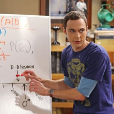 Koľko rokov mal Sheldon, keď dostal svoj prvý vysokoškolský titul Ph. D.?