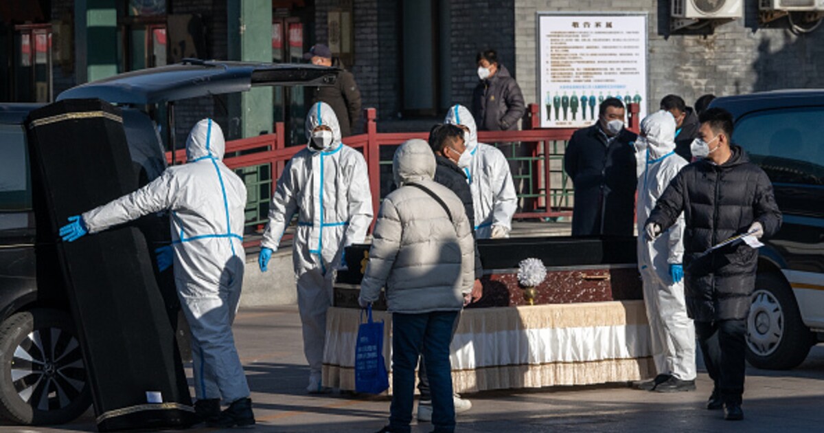 Čínu děsí epidemie „bílých plic“, která se dostala i do Evropy. Postihuje hlavně jednu skupinu lidí