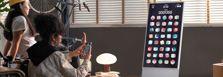 Vyzkoušeli jsme televizi, která se sama otáčí. S novinkou od Samsungu můžeš sledovat videa na výšku nebo projíždět sociální sítě