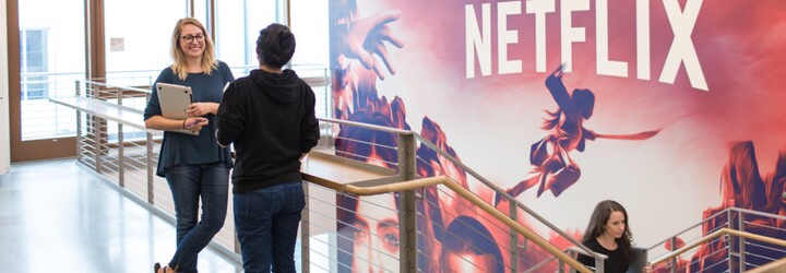 Netflix hledá do firemního letadla letušku. Za rok si vydělá až 8,5 milionu korun