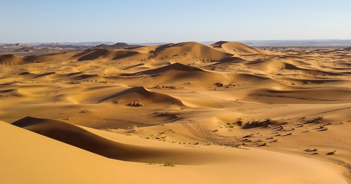 Saharský prach se opět žene nad Česko. Obloha ztratí modrou barvu, může přijít i „krvavý déšť“
