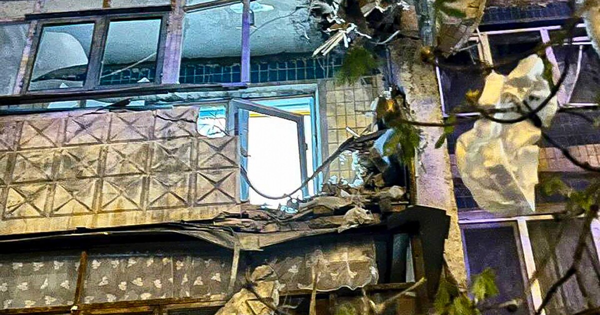 Rusové omylem shodili bombu na vlastní území. V centru Belgorodu zbyl po výbuchu obrovský kráter