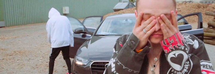 Dalyb pálí blunt za bluntem a smetí chodí vyhazovat v papučích Fendi. Známý producent rapuje společně s Tekashim a Famous Dexem