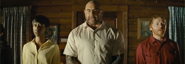 Dave Bautista a Rupert Grint zviažu homosexuálnych rodičov v chate. V novom filme M. Nighta Shyamalana tak chcú predísť apokalypse