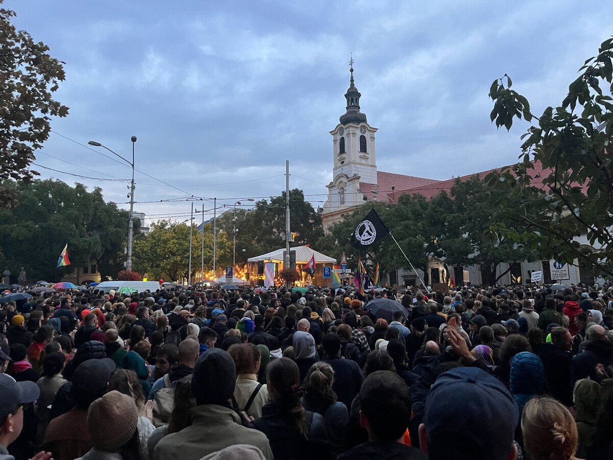 Plné Námestie SNP.