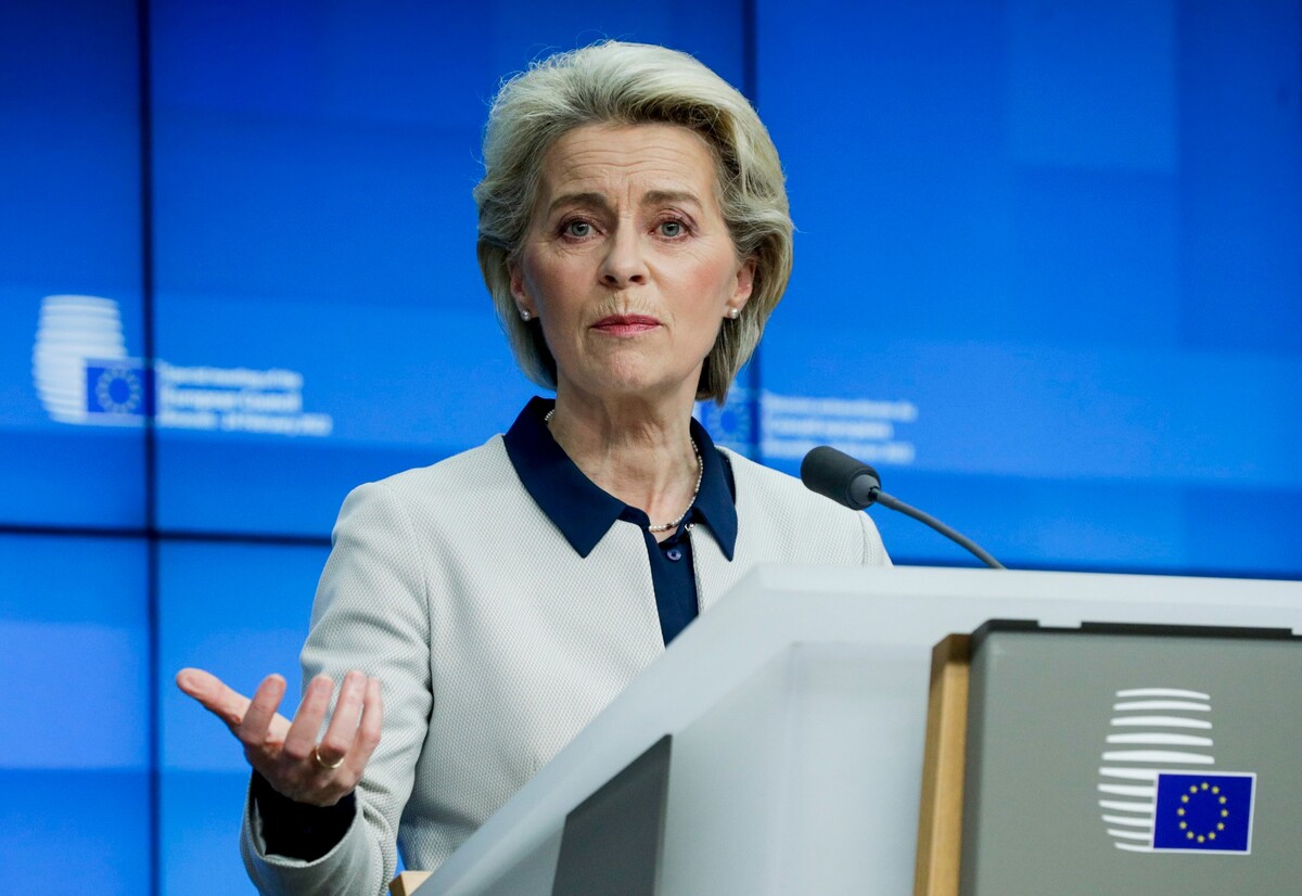 Na snímke predsedníčka Európskej komisie Ursula von der Leyenová gestikuluje počas tlačovej konferencie po skončení mimoriadneho samitu lídrov krajín EÚ v súvislosti s rusko-ukrajinskou krízou v Bruseli v piatok 25. februára 2022.