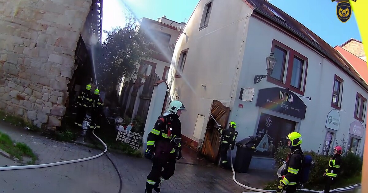 Požár v centru Plzně způsobil škody za 5 milionů. Záběry ukazují, jak se s hasiči propadl strop