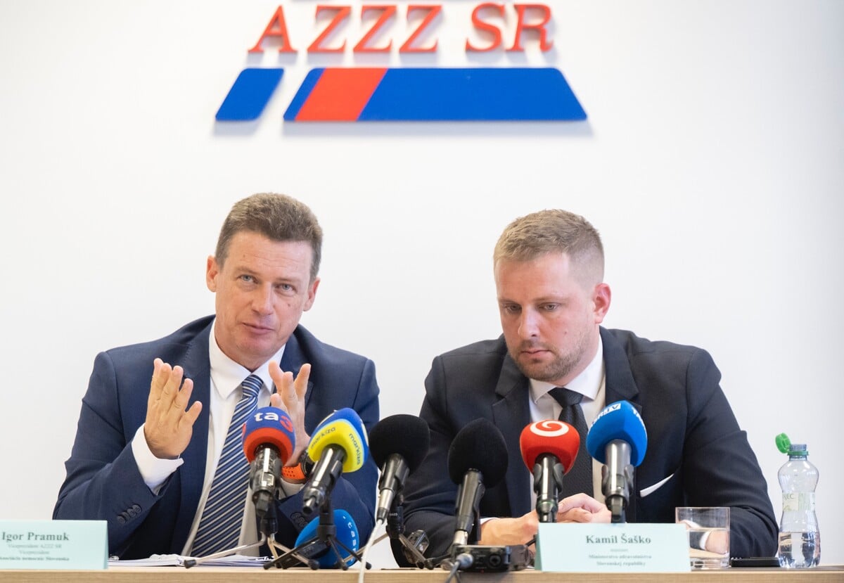 Sprava minister zdravotníctva SR Kamil Šaško (Hlas-SD) a viceprezident Asociácie nemocníc Slovenska (ANS) Igor Pamuk. 