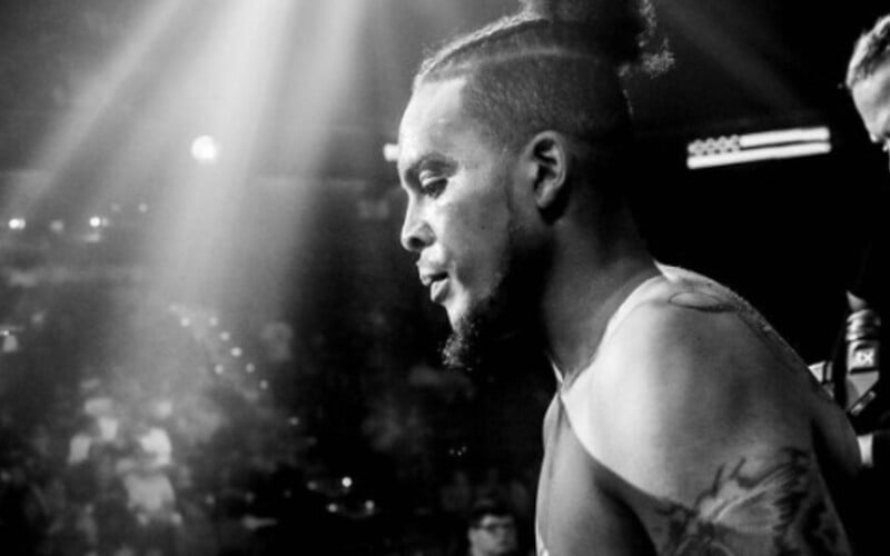 Bojovníka MMA zastřelili před jeho vlastním domem. Truchlí po něm tři malé děti, fanoušci a přátelé se vydali na pohřeb.