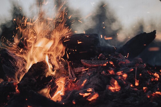 V létě lidé rádi sedí u otevřeného ohně, ale i to nese svá rizika. Jak ošetříš popáleninu menšího a středního rozsahu?