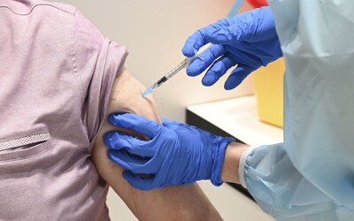V Nemecku sa po zaočkovaní vakcínou AstraZeneca vyskytlo 21 zriedkavých prípadov krvných zrazenín. Zomrelo sedem ľudí.