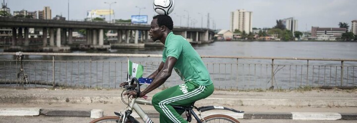 Nigerijec ujel na kole s míčem na hlavě více než 103 kilometrů. Pokusil se tak o zápis do Guinessovy knihy rekordů