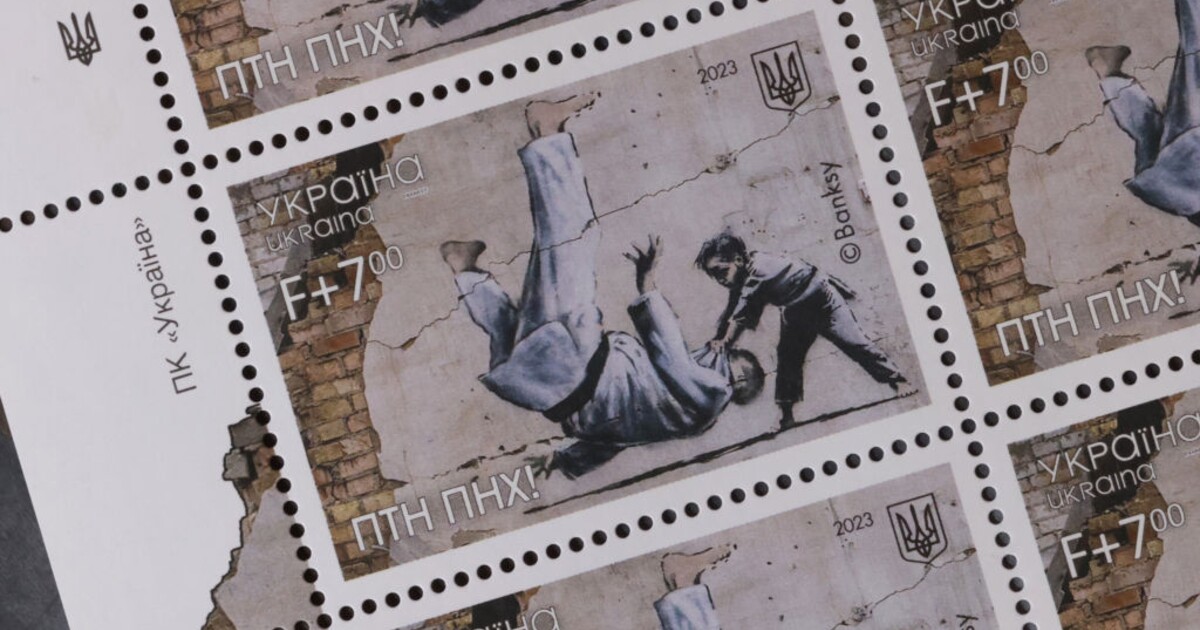 Putin drtivě prohrává v judu s malým klukem. Ukrajina má nové známky podle díla od Banksyho