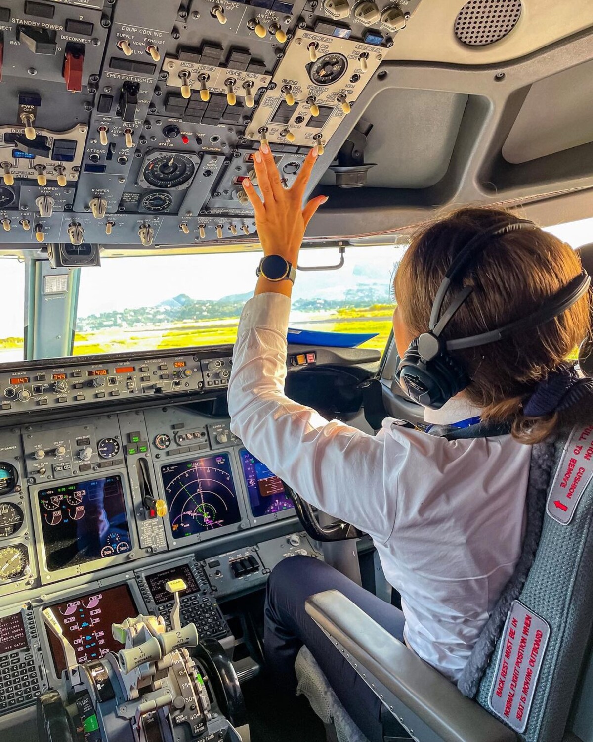 Pilotka Sandra Sandtnerová pri riadení Boeingu 737.