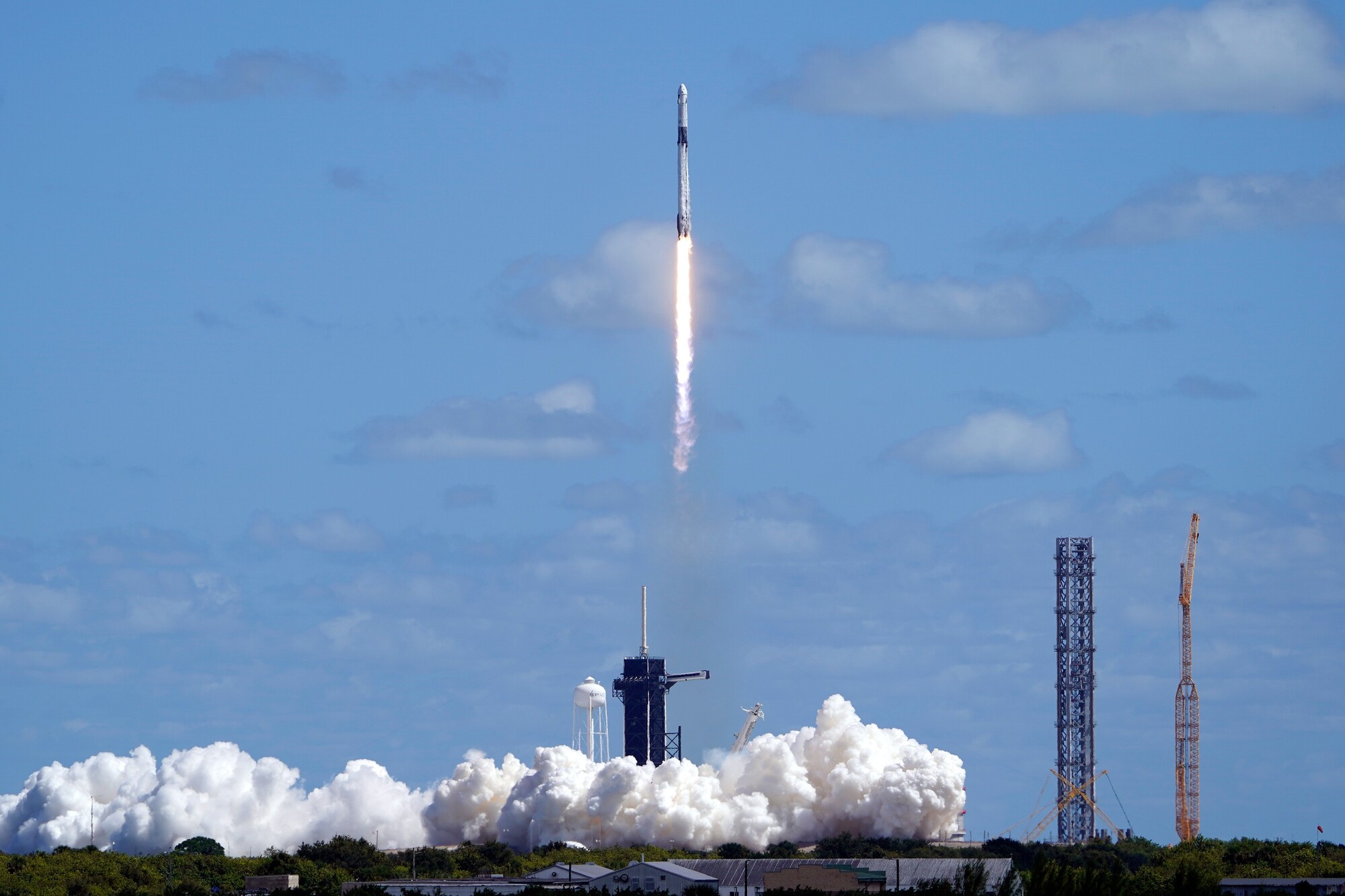 Štart rakety Falcon 9 s kozmickou loďou Crew Dragon v Kennedyho vesmírnom stredisku na americkom Myse Canaveral na Floride. (5. október 2022)