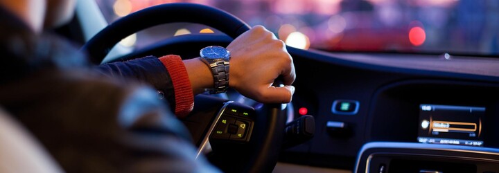 Za volant by podle ministerstva dopravy mohli usednout i 17letí. Resort chce změnit i bodový systém
