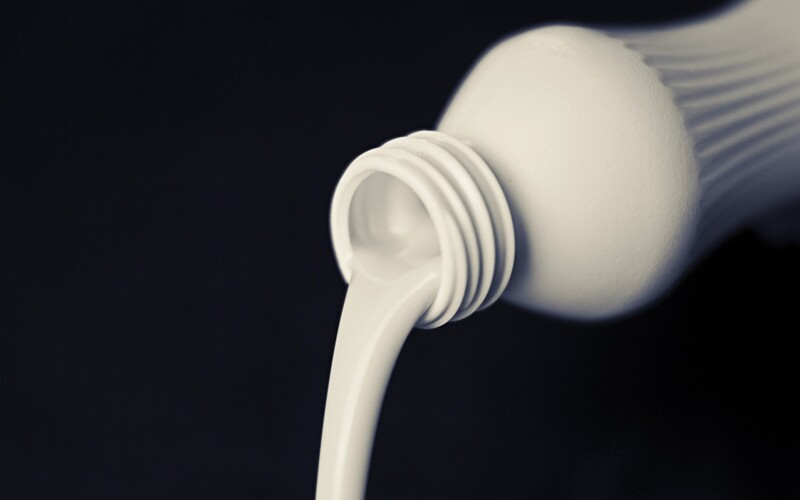 Olma stahuje mléko v PET lahvích z prodeje. Může způsobovat zažívací potíže.