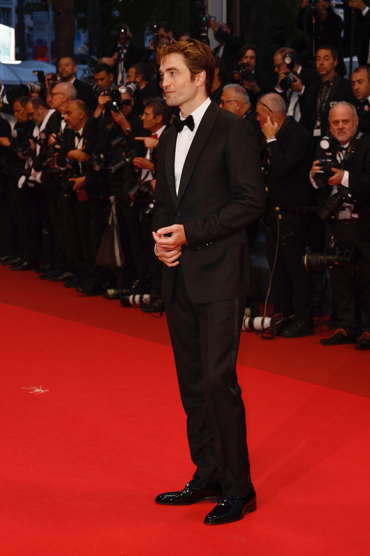 Robert Pattinson prišiel na premiéru filmu Die, My Love v obleku z dielní módneho domu Dior.