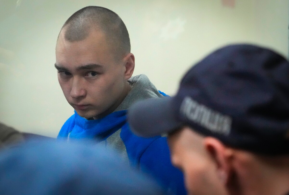 Na snímke 21-ročný ruský vojak Vadim Šišimarin počas súdneho procesu v Kyjeve 18. mája 2022.