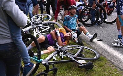 Žena, která způsobila hromadný pád závodníků na Tour de France, zaplatí pokutu 1 euro.