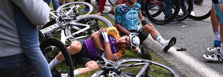 Žena, která způsobila masovou nehodu na Tour de France, se za svůj čin stydí. Prosí lidi, ať ji „nelynčují“