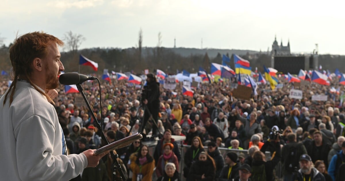 VIDEO: „Když nebudeme mluvit, nic se nezmění.“ Účastníci demonstrace na Letné řekli, co je motivovalo přijít
