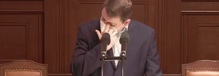 Poslanec Martínek neudržel emoce na uzdě. Při projednávání manželství pro všechny se ve Sněmovně rozplakal