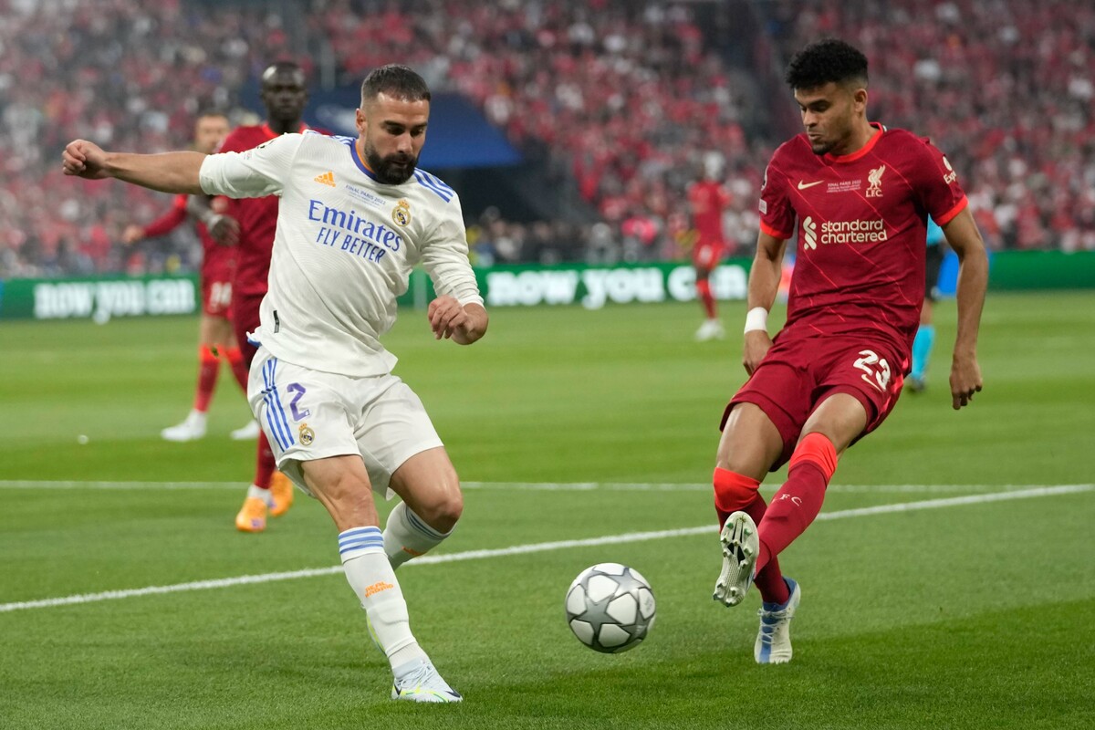 Na snímke zľava Dani Carvajal z Realu Madrid a Luis Diaz z Liverpoolu počas finálového zápasu Ligy majstrov FC Liverpool – Real Madrid 28. mája 2022 na štadióne Stade de France v Paríži.