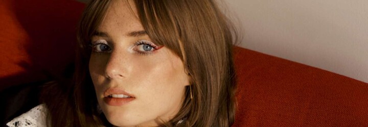 Weezer se radují z podzimu, Maya Hawke sází na melancholii a DaBaby střílí zrůdy. Poslechni si hudební novinky tohoto týdne