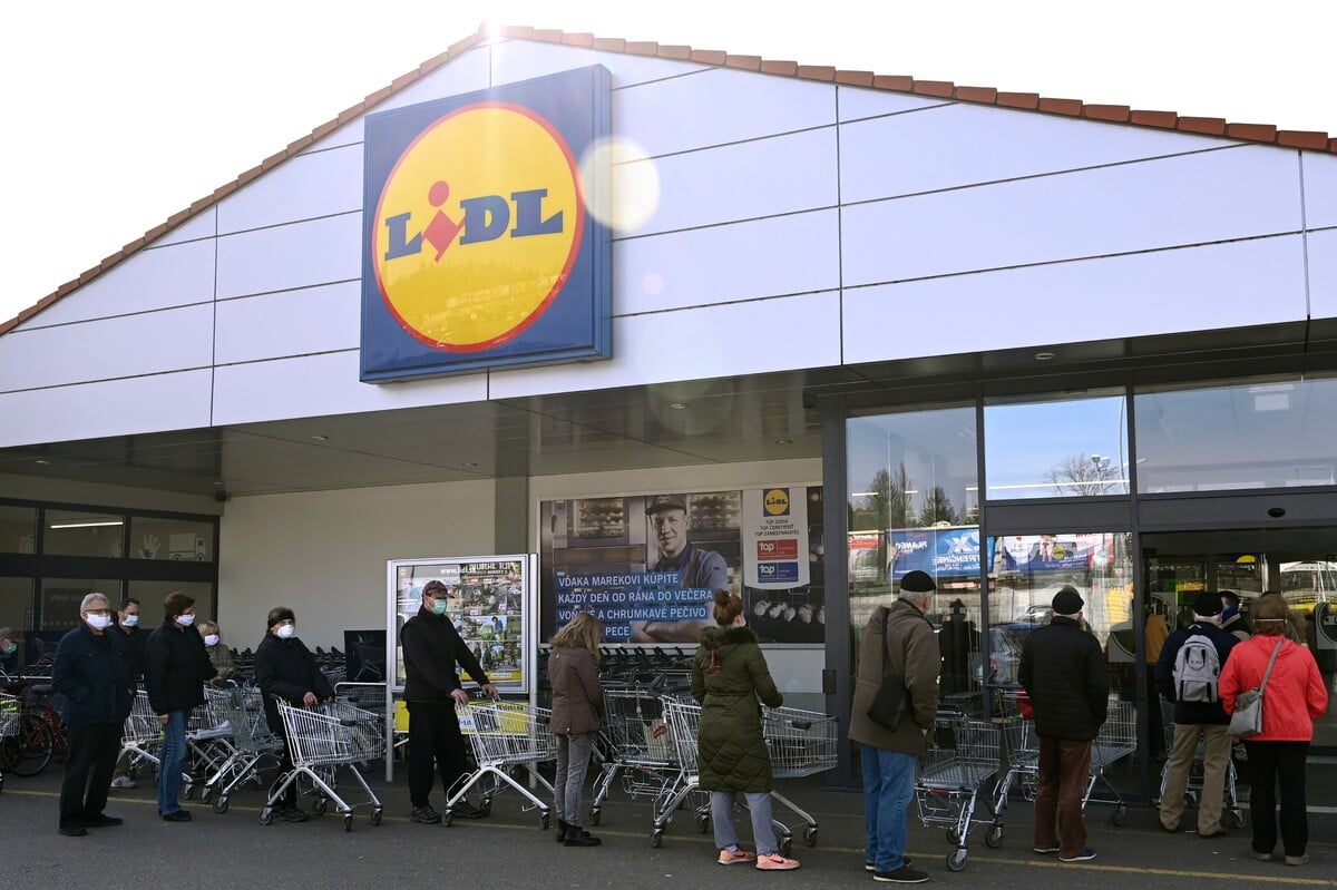 Rady pred Lidlom v čase pandemických opatrení.