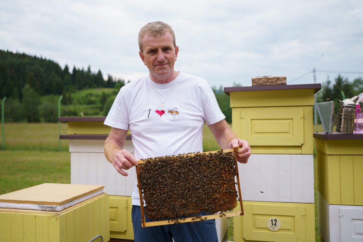Včelár Ladislav Balvan sa stará Kofole o úle. 
