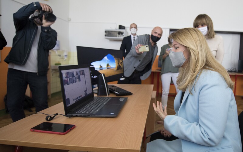 Domáce vyučovanie by sme mohli využívať aj v budúcnosti, vyhlásila prezidentka Čaputová. Online hodinu si rovno vyskúšala.