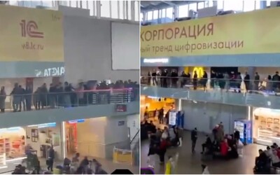 Pred posledným ruským McDonaldom sa tvorili dlhé rady. Ľudia na stanici v Moskve čakali na hamburger hodiny.