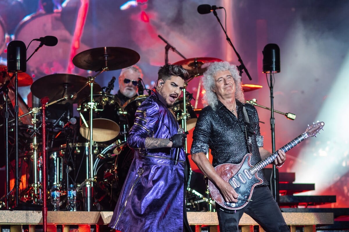 Adam Lambert s členy kapely Queen Rogerem Taylorem a Brianem Mayem během vystoupení v Austrálii v roce 2020.