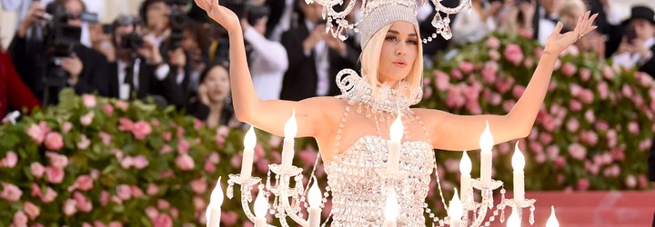 Katy Perry převlečená za lustr a Kanye West v bomberu za tisícovku. Co předvedly známé tváře na Met Gala 2019?