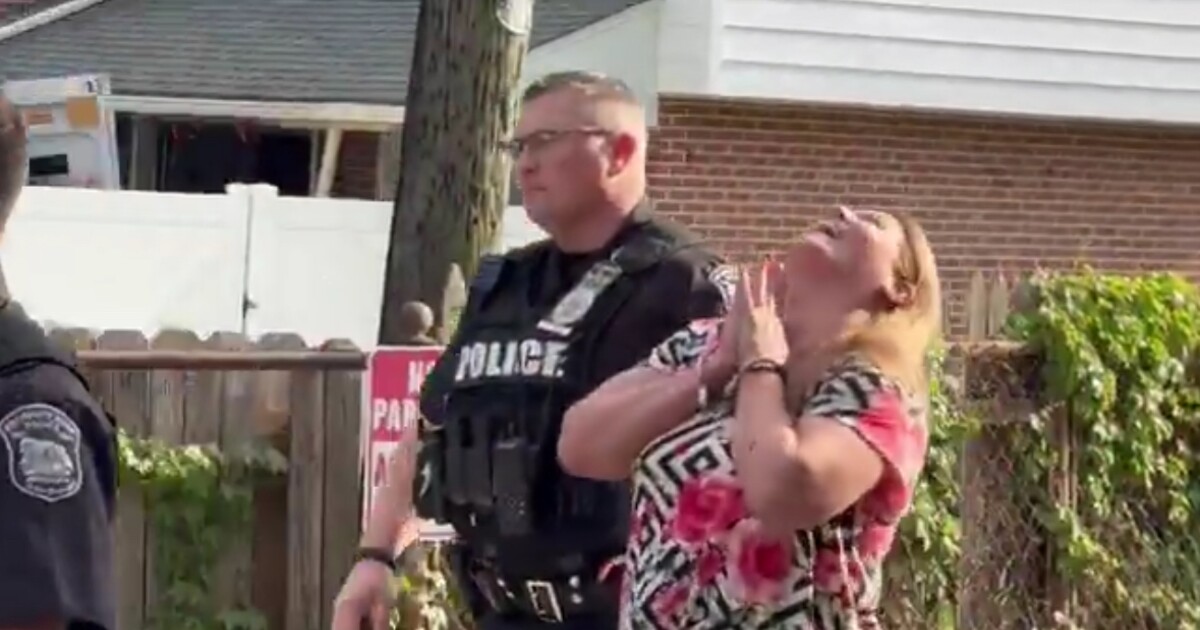 Žena se ve vzteku rozhodla vykonat potřebu na cizí auto. Skončila v poutech