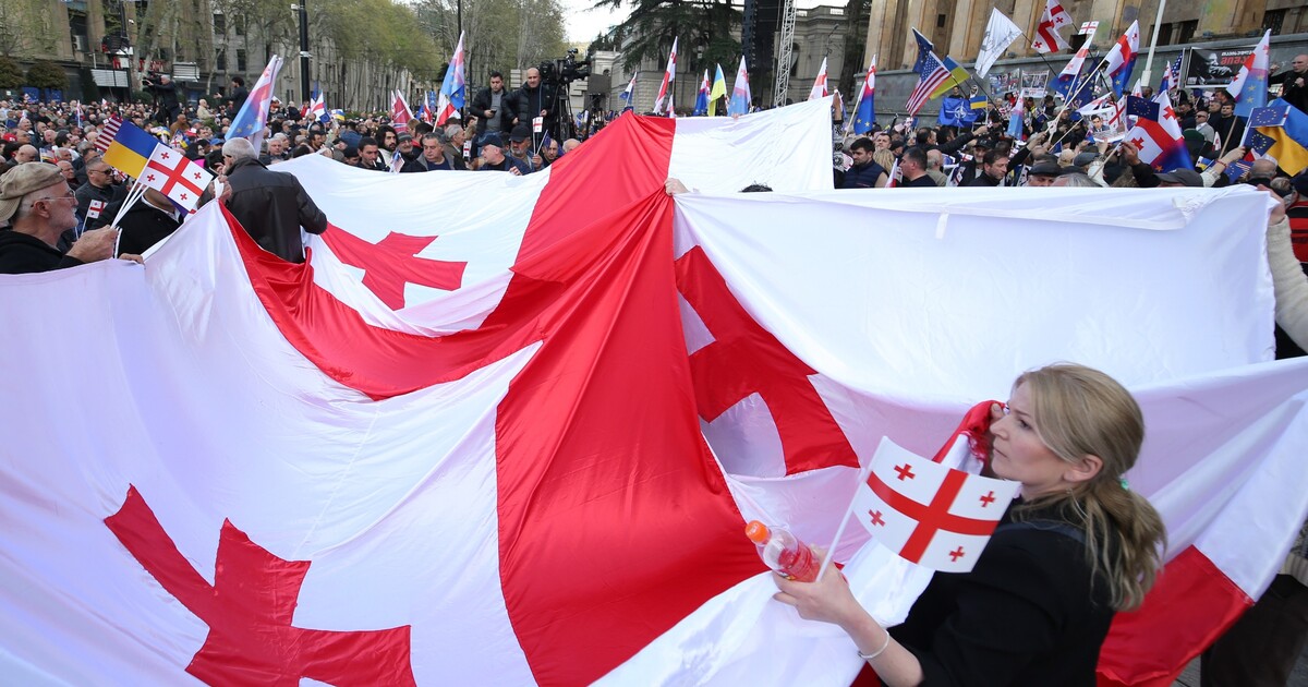 Tisíce lidí demonstrovaly v Tbilisi za vstup Gruzie do Evropské unie. Kritizují proruské vládní kroky