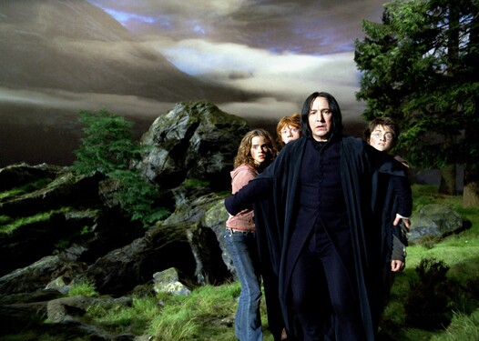 Snape ve třetí části bránil vlastním tělem trojici hrdinů. Proti komu?