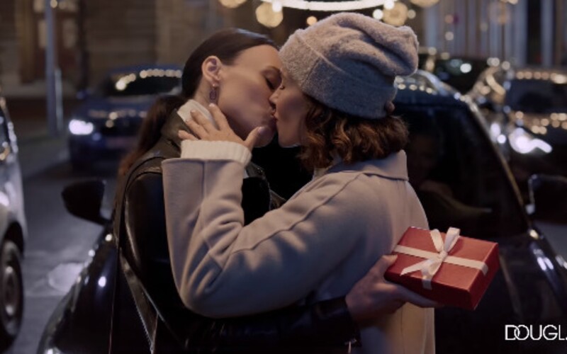 Slovenskí bojovníci proti LGBTI sa sťažujú na vianočnú reklamu s bozkávajúcimi lesbičkami. Na protest dvojicu dokonca rozmazali.