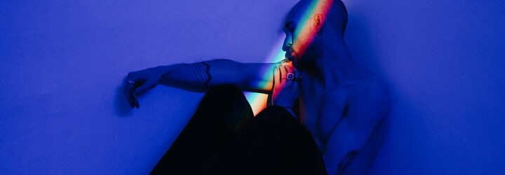 Až 56 % LGBTQ+ lidí se po pandemii koronaviru cítí osaměle. Těmito třemi kroky můžeš svému okolí pomoci i ty