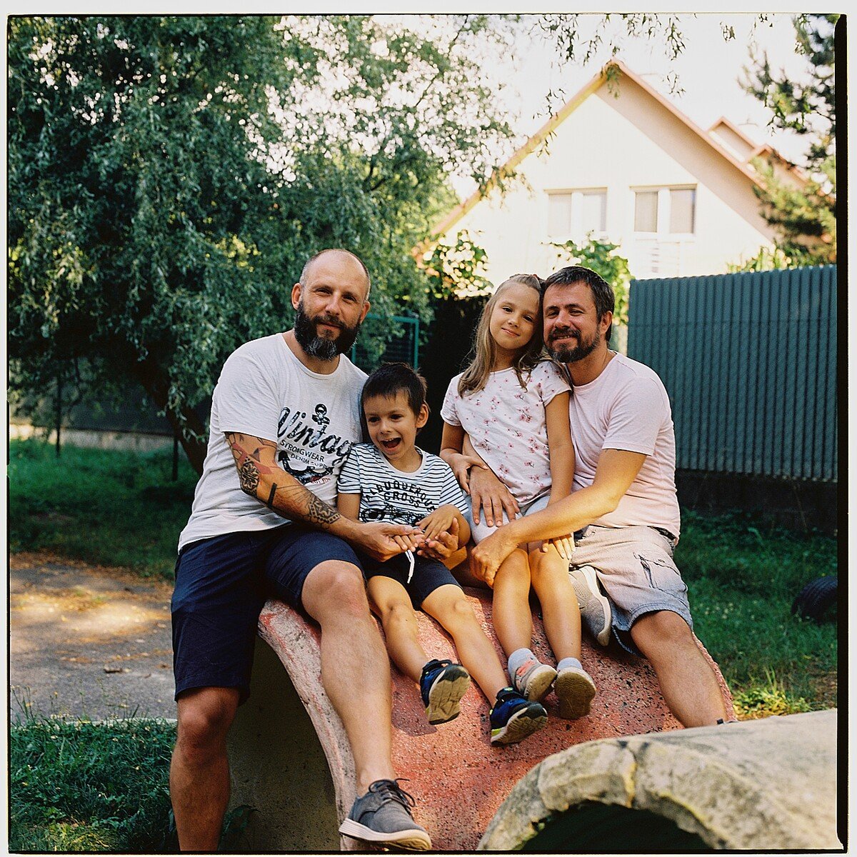 Marián a Ľubomír s deťmi, fotografia zo zbierky Neskrývaná láska