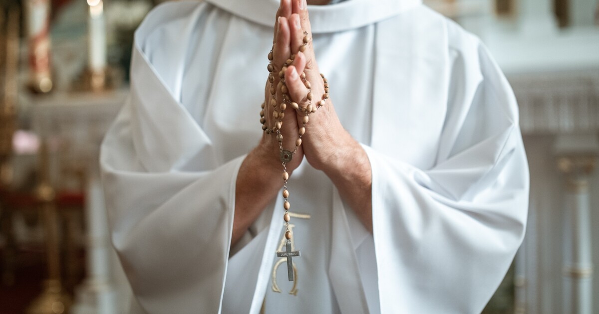 Jihočeský farář si zřejmě uřízl penis, odvezli ho záchranáři